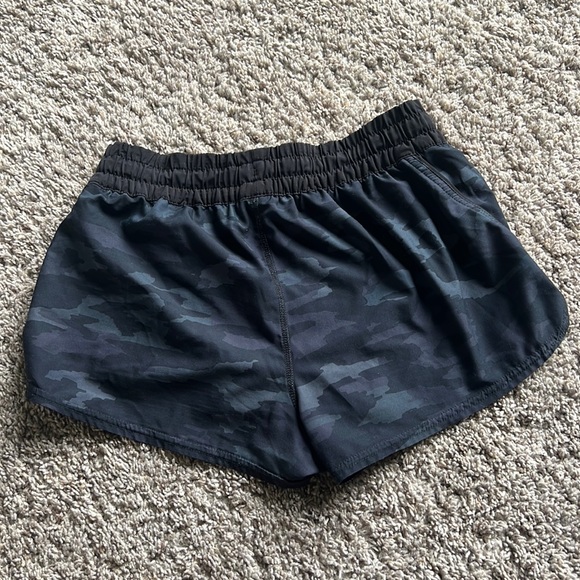 Vuori black camo clementine short - Picture 2 of 3